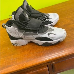 Boys Nike Air Shoes Size 5.5 Y Black and white